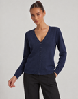 Maglia cardigan scollo a V blu indossata da Polly 6, vista a tre quarti