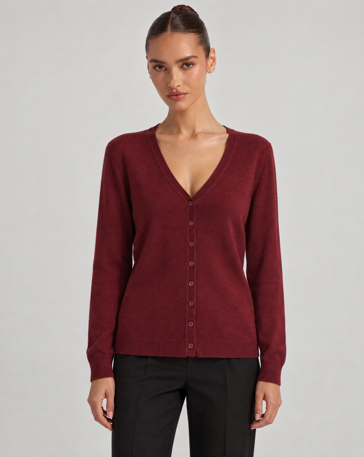 Maglia cardigan scollo a V bordeaux indossata da Polly 6, vista frontale