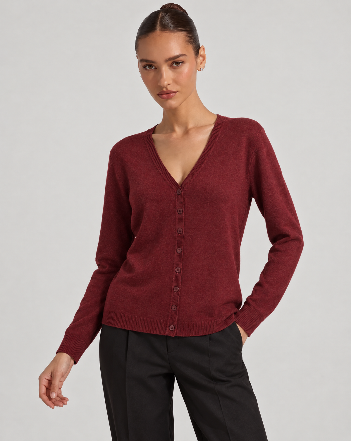 Maglia cardigan scollo a V bordeaux indossata da Polly 6, vista a tre quarti