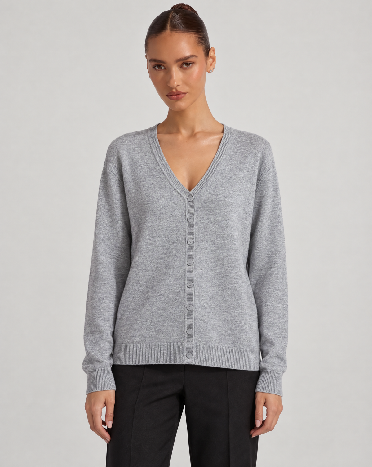 Maglia cardigan scollo a V grigio indossata da Polly 6, vista frontale
