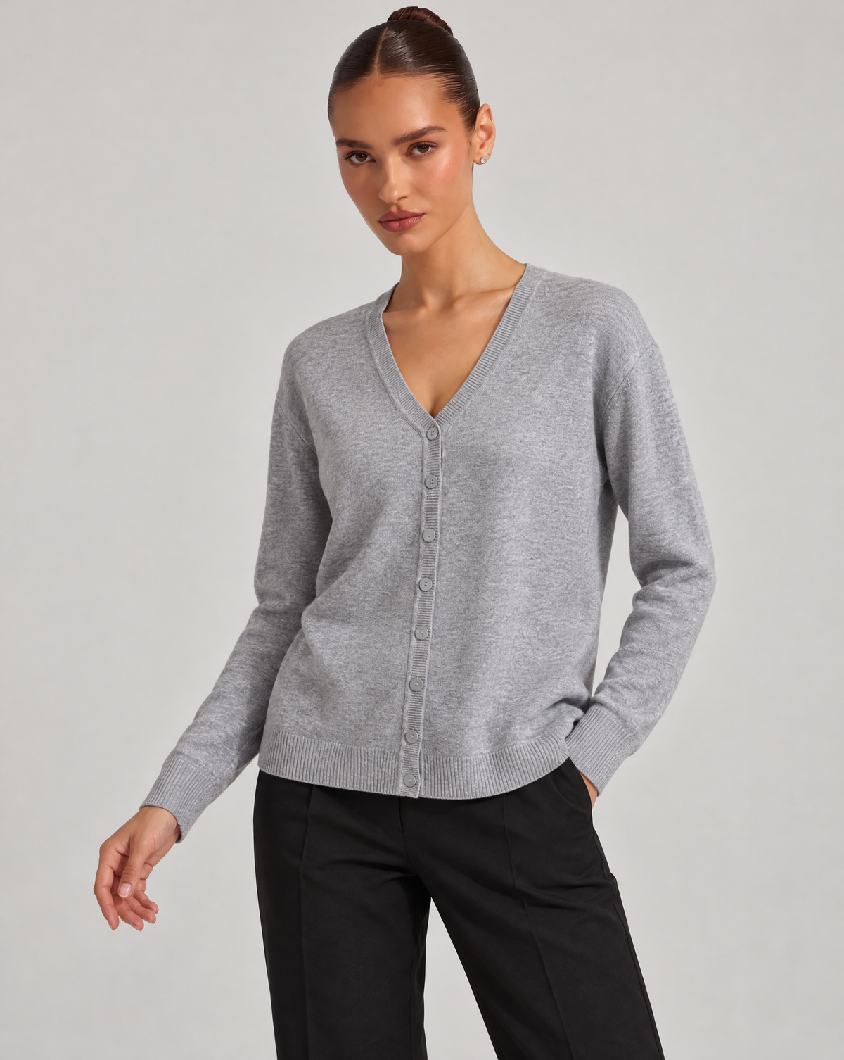 Maglia cardigan scollo a V grigio indossata da Polly 6, vista a tre quarti