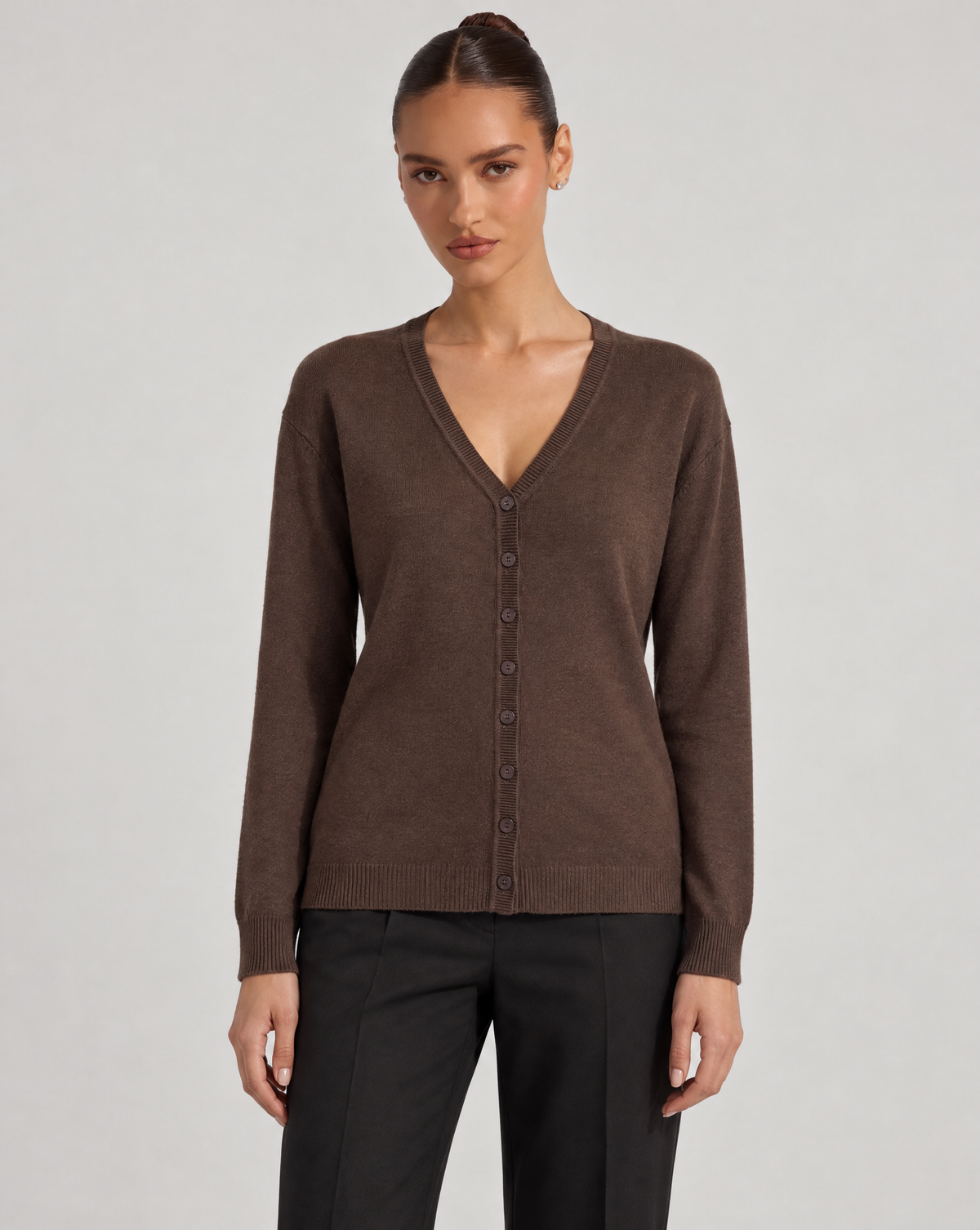 Maglia cardigan scollo a V marrone indossata da Polly 6, vista frontale