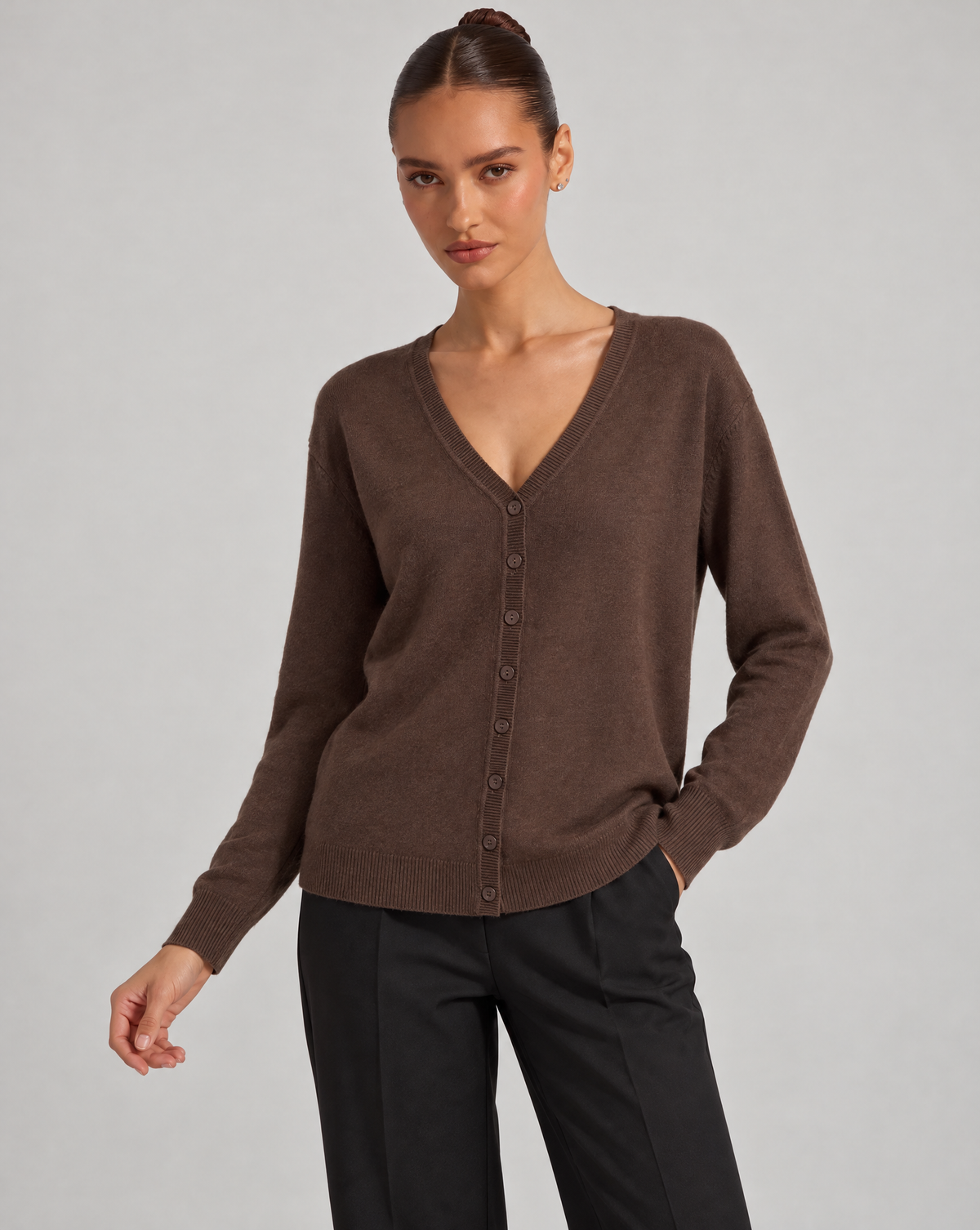 Maglia cardigan scollo a V marrone indossata da Polly 6, vista a tre quarti