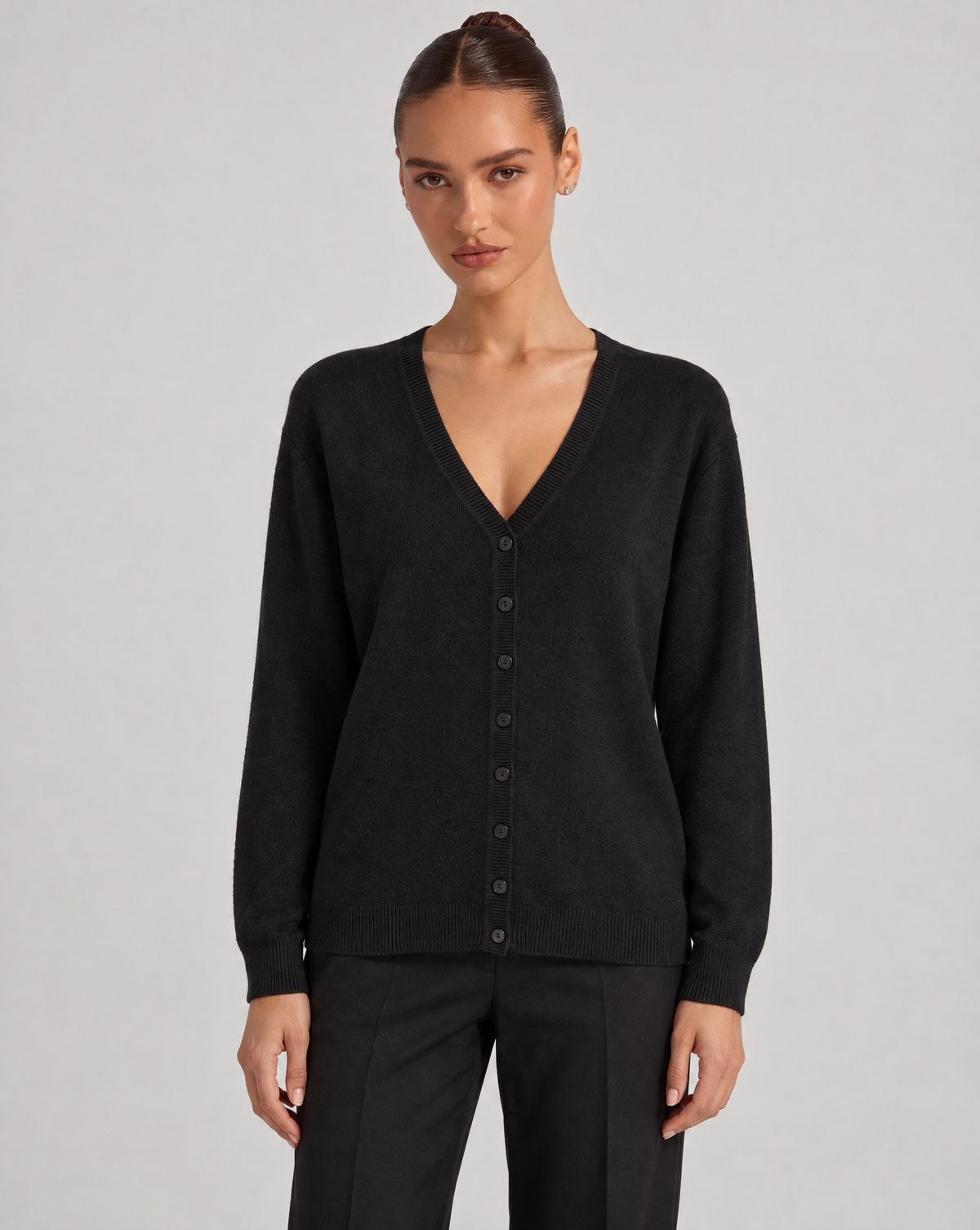 Maglia cardigan scollo a V nero indossata da Polly 6, vista frontale