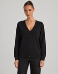Maglia cardigan scollo a V nero indossata da Polly 6, vista frontale