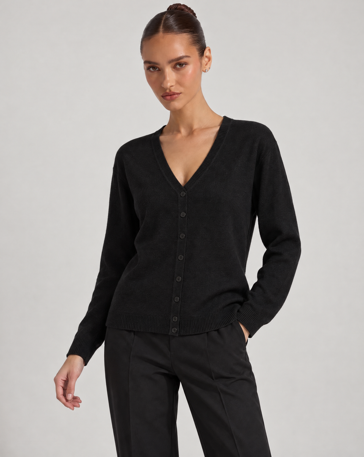 Maglia cardigan scollo a V nero indossata da Polly 6, vista a tre quarti