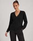 Maglia cardigan scollo a V nero indossata da Polly 6, vista a tre quarti