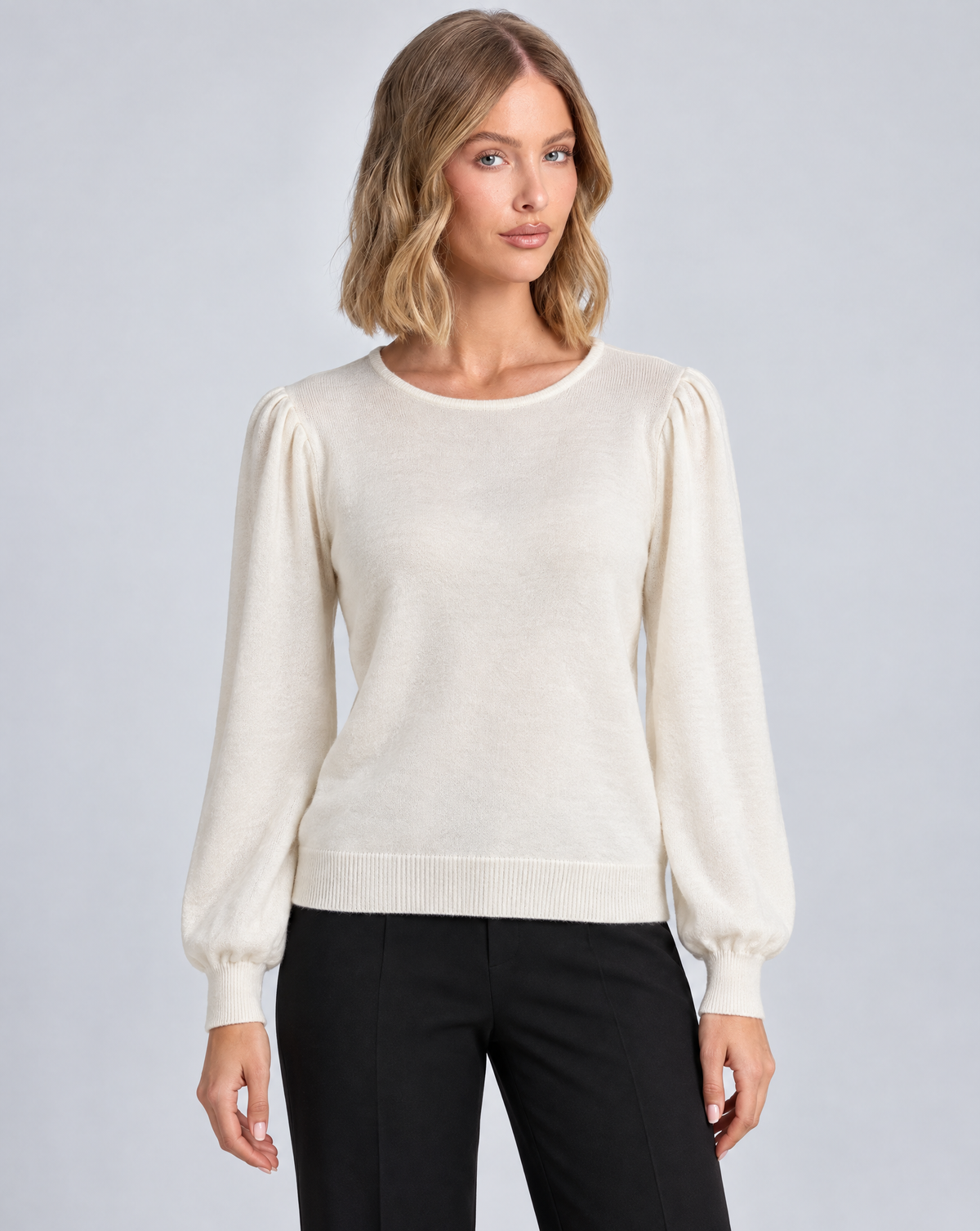 Maglia girocollo B13 11919 Bianco indossata da Polly 5 - vista frontale