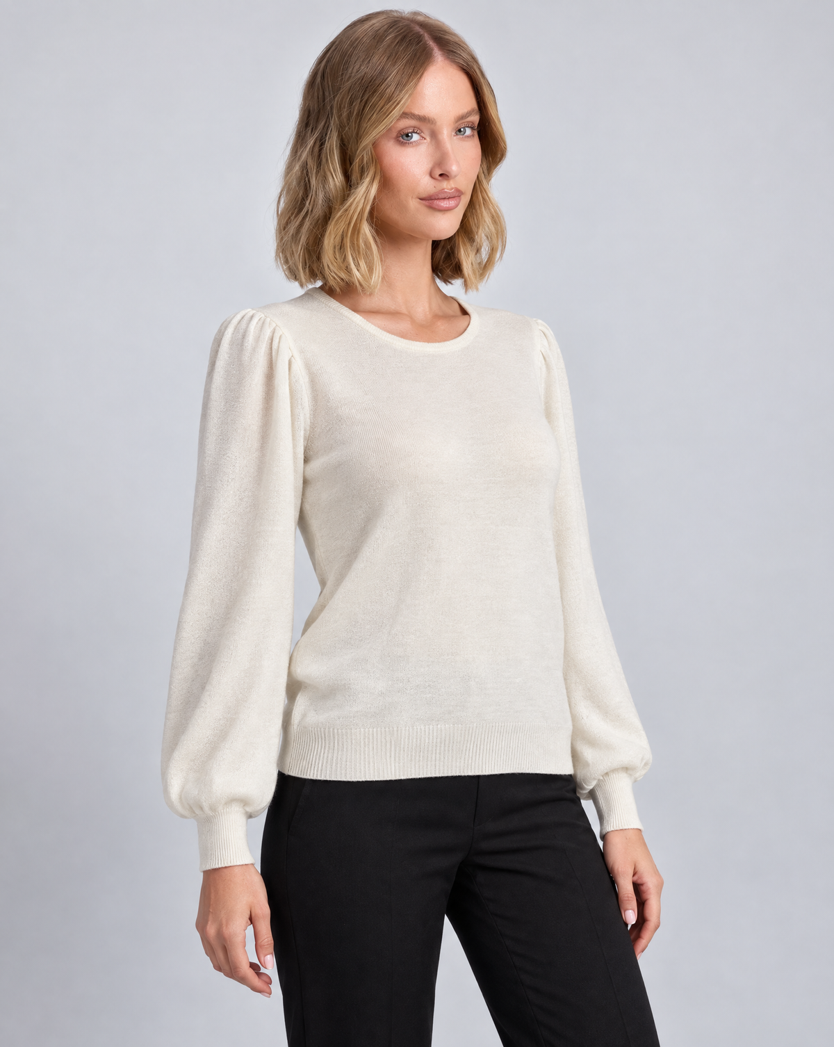 Maglia girocollo B13 11919 Bianco indossata da Polly 5 - vista a tre quarti