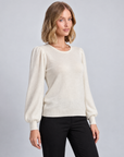 Maglia girocollo B13 11919 Bianco indossata da Polly 5 - vista a tre quarti