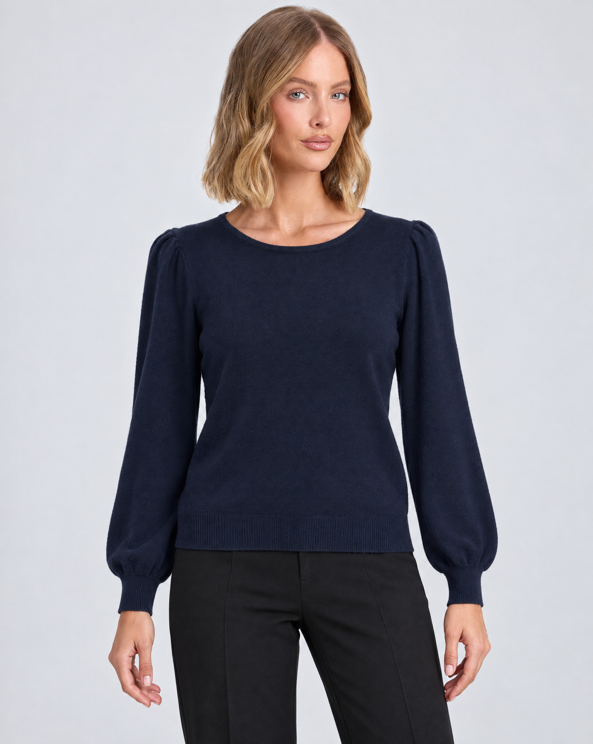 Maglia girocollo B13 11919 Blu indossata da Polly 5 - vista frontale
