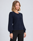 Maglia girocollo B13 11919 Blu indossata da Polly 5 - vista a tre quarti