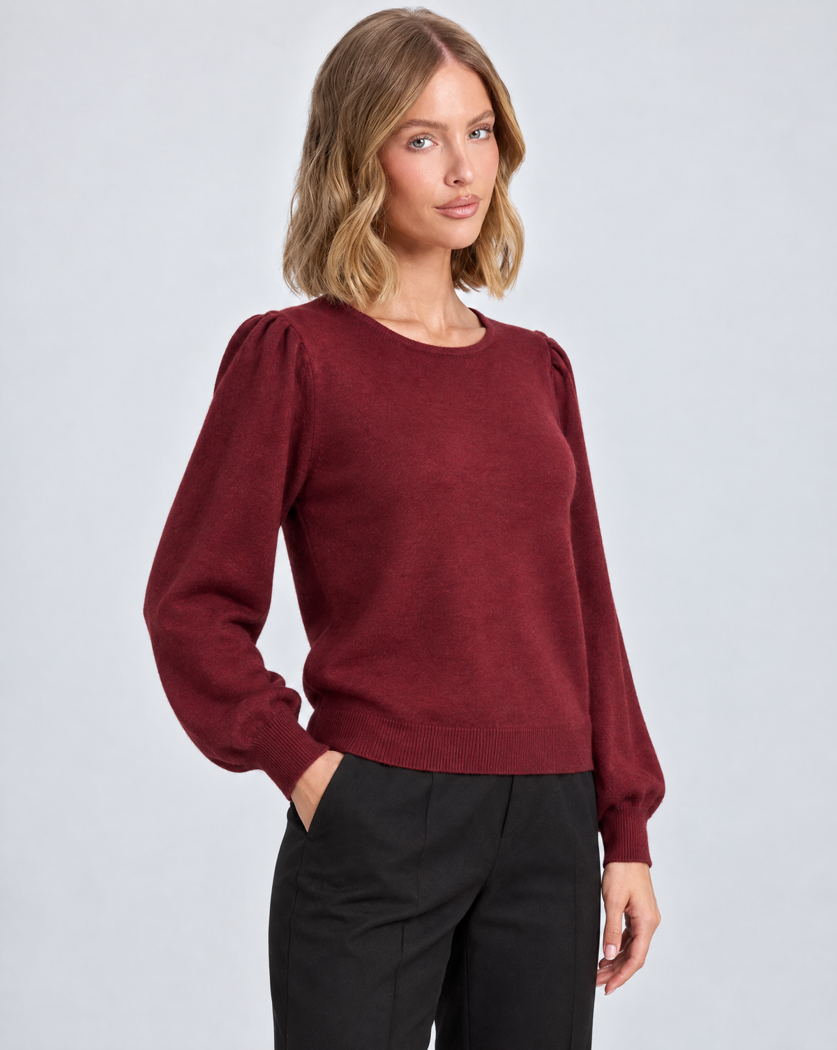 Maglia girocollo B13 11919 Bordeaux indossata da Polly 5 - vista a tre quarti
