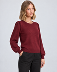 Maglia girocollo B13 11919 Bordeaux indossata da Polly 5 - vista a tre quarti