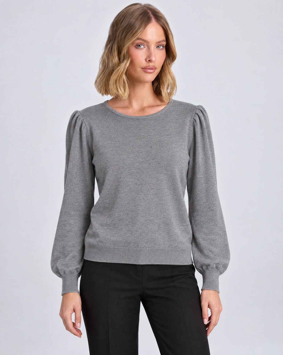 Maglia girocollo B13 11919 Grigio indossata da Polly 5 - vista frontale
