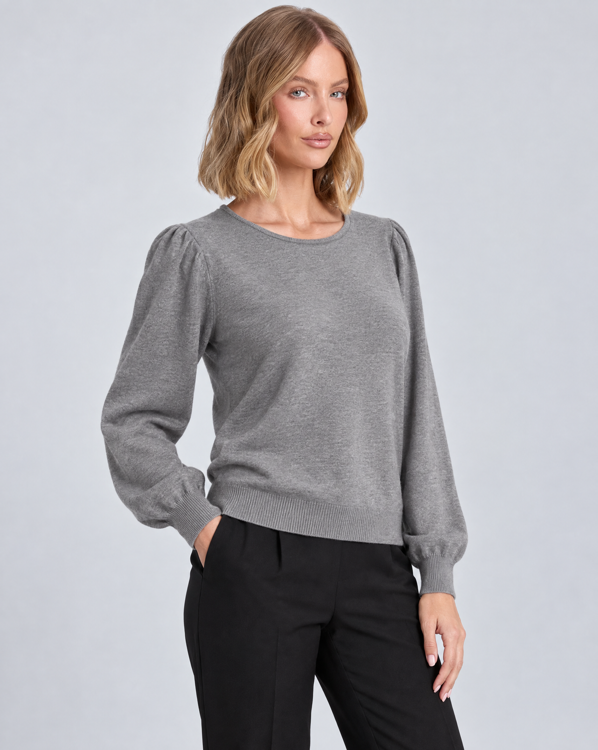 Maglia girocollo B13 11919 Grigio indossata da Polly 5 - vista a tre quarti