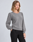 Maglia girocollo B13 11919 Grigio indossata da Polly 5 - vista a tre quarti