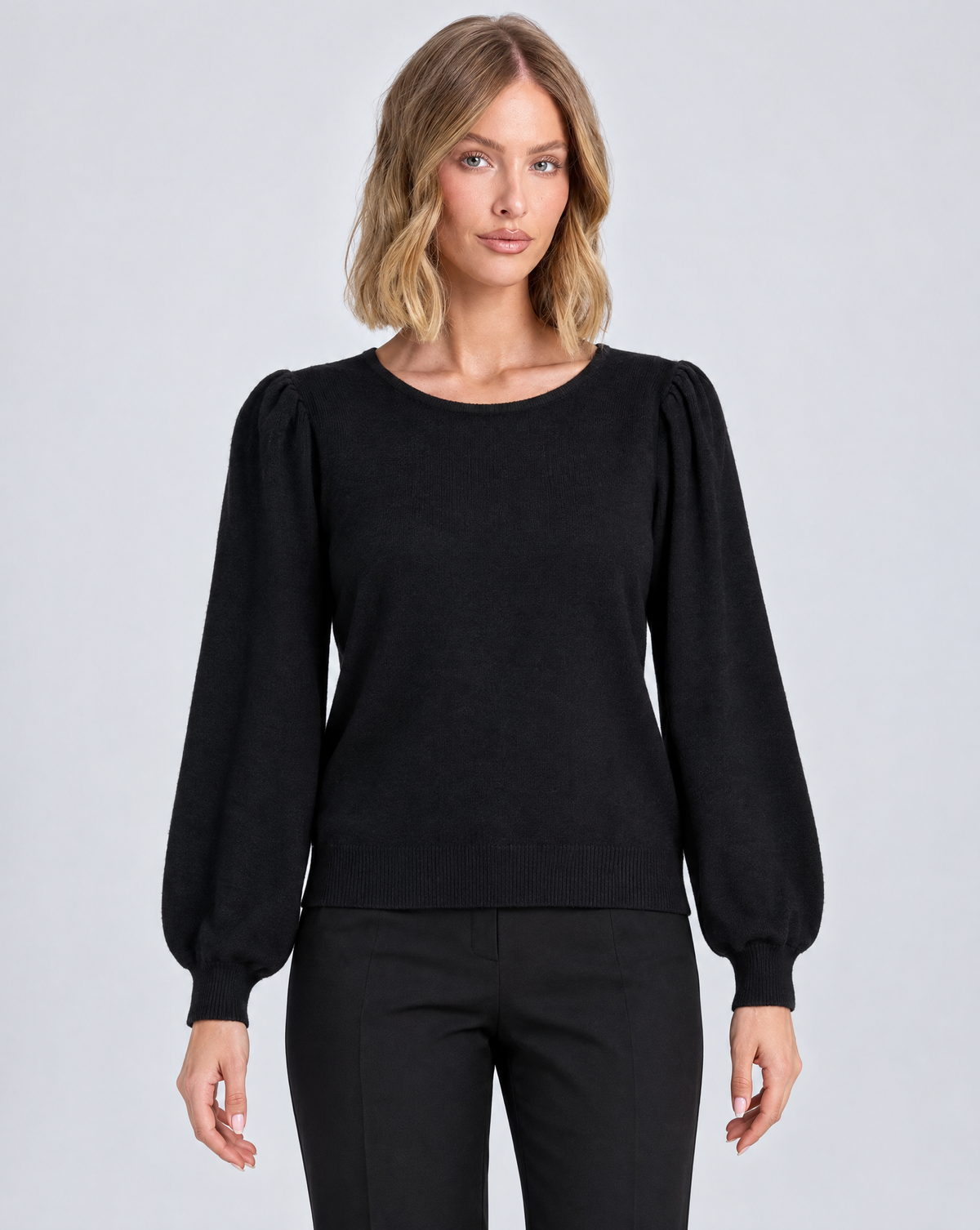 Maglia girocollo B13 11919 Nero indossata da Polly 5 - vista frontale