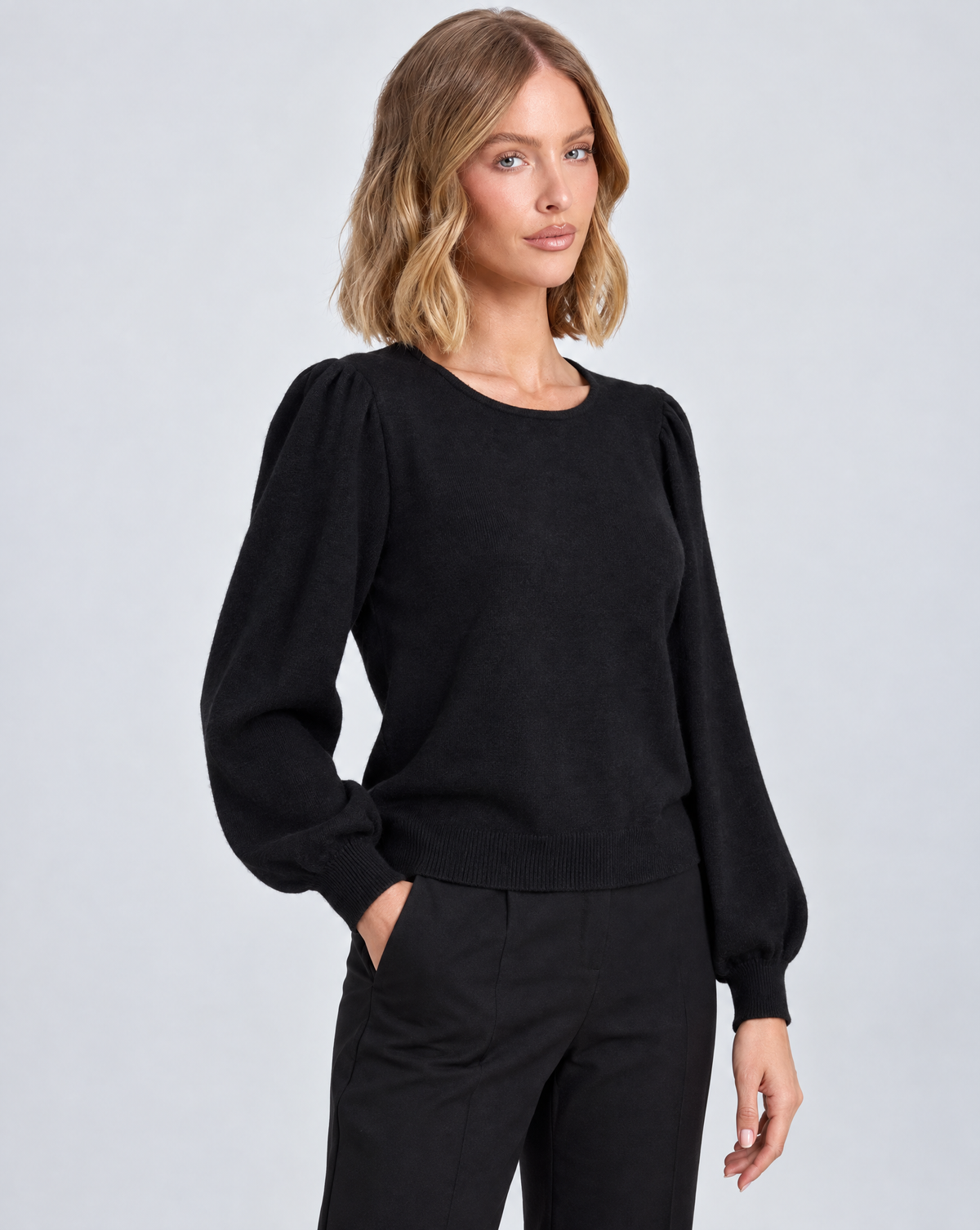 Maglia girocollo B13 11919 Nero indossata da Polly 5 - vista a tre quarti