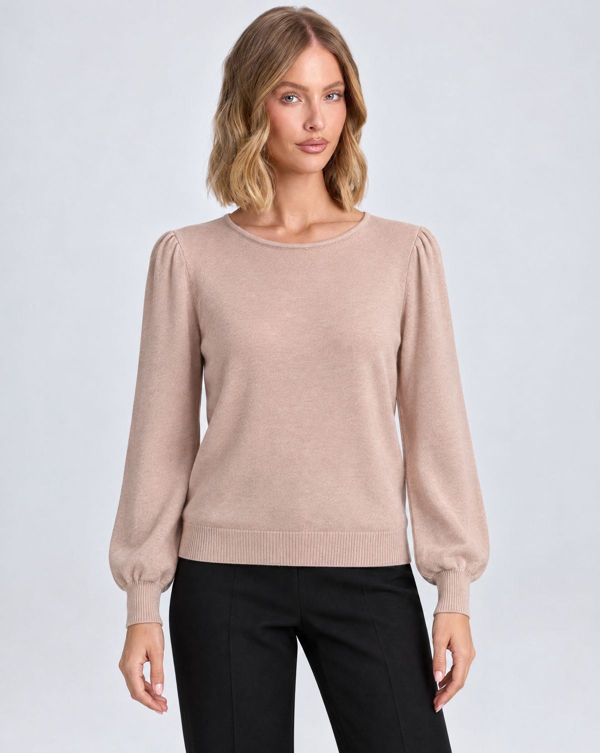 Maglia girocollo B13 11919 Rosa indossata da Polly 5 - vista frontale