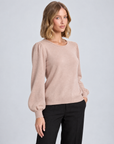 Maglia girocollo B13 11919 Rosa indossata da Polly 5 - vista a tre quarti