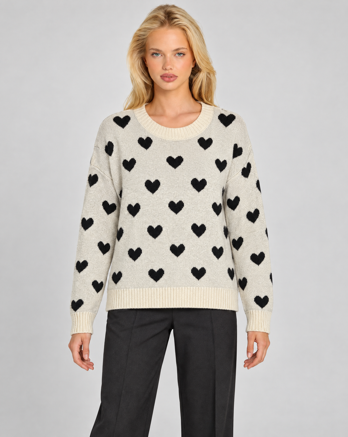 Maglia donna con cuori beige indossata da Polly 7 — vista frontale
