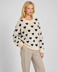 Maglia donna con cuori beige indossata da Polly 7 — vista di tre quarti