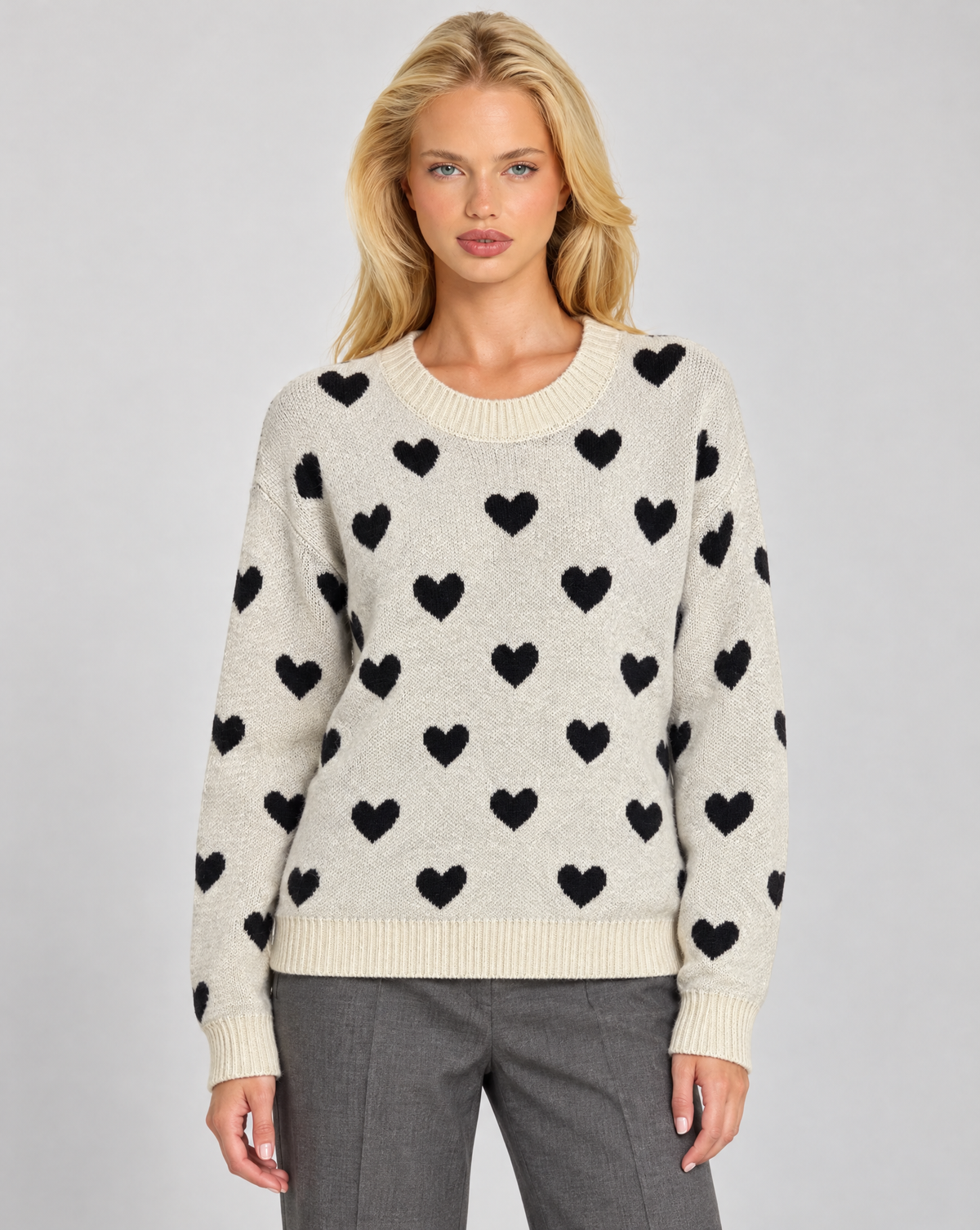 Maglia donna con cuori beige indossata da Polly 7 — dettaglio girocollo e fantasia