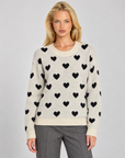 Maglia donna con cuori beige indossata da Polly 7 — dettaglio girocollo e fantasia