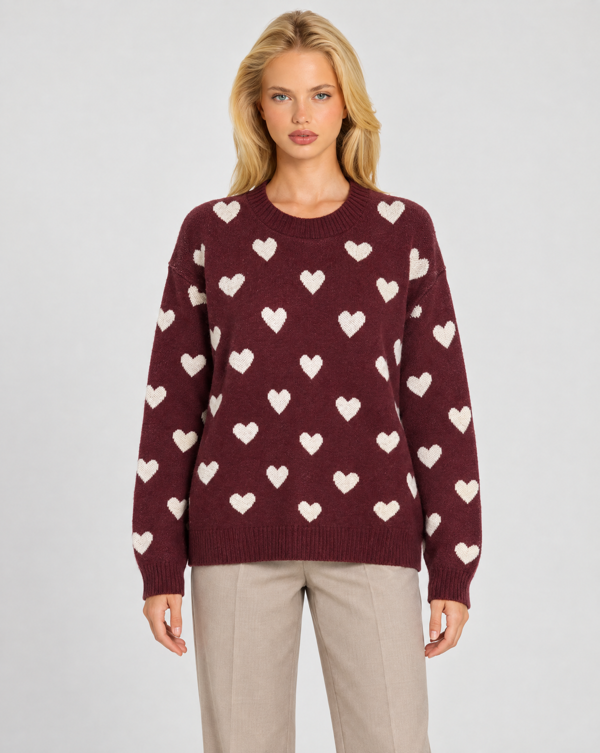 Maglia donna con cuori bordeaux indossata da Polly 7 — vista frontale