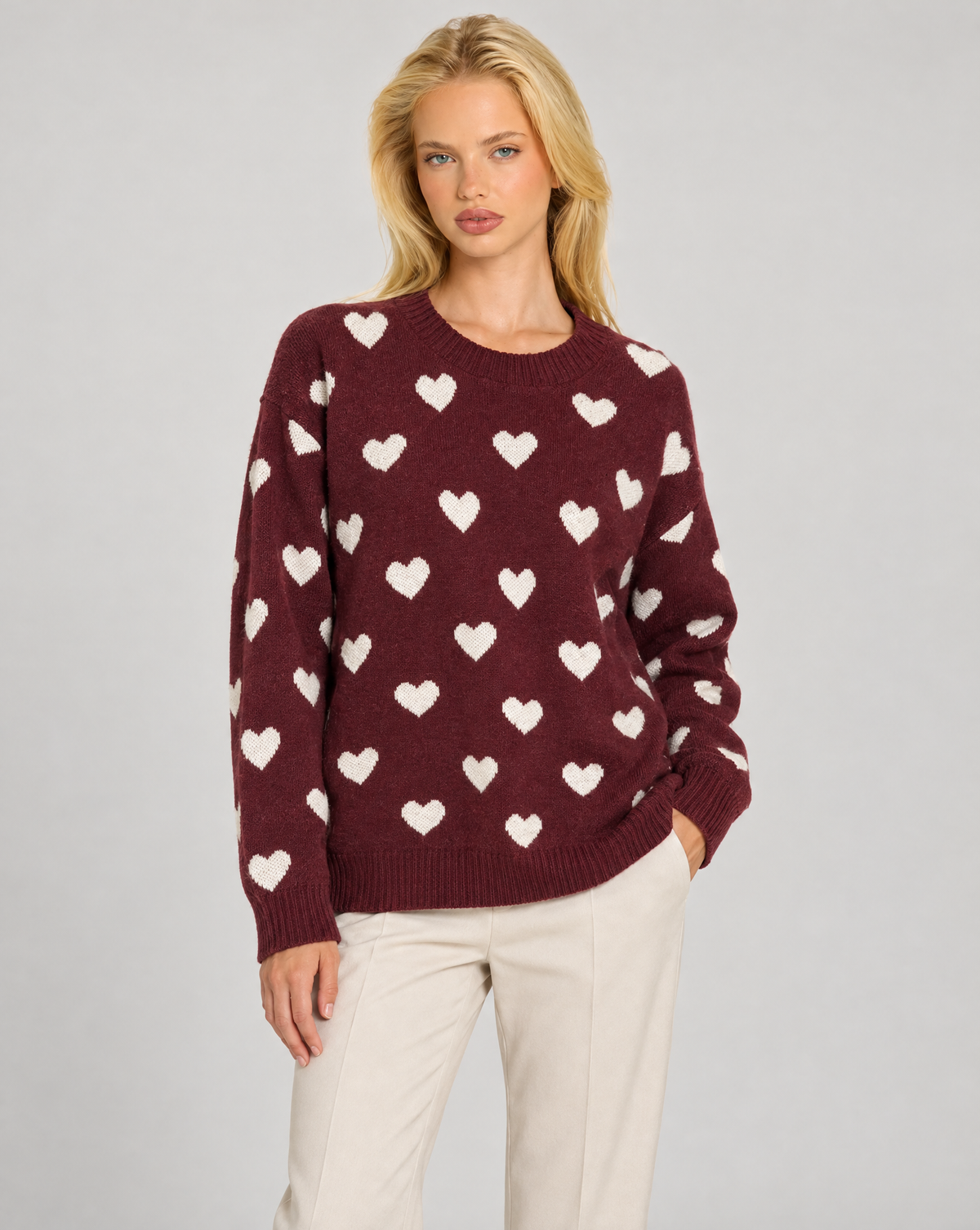 Maglia donna con cuori bordeaux indossata da Polly 7 — vista di tre quarti