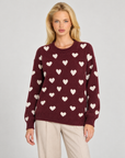 Maglia donna con cuori bordeaux indossata da Polly 7 — dettaglio girocollo e fantasia