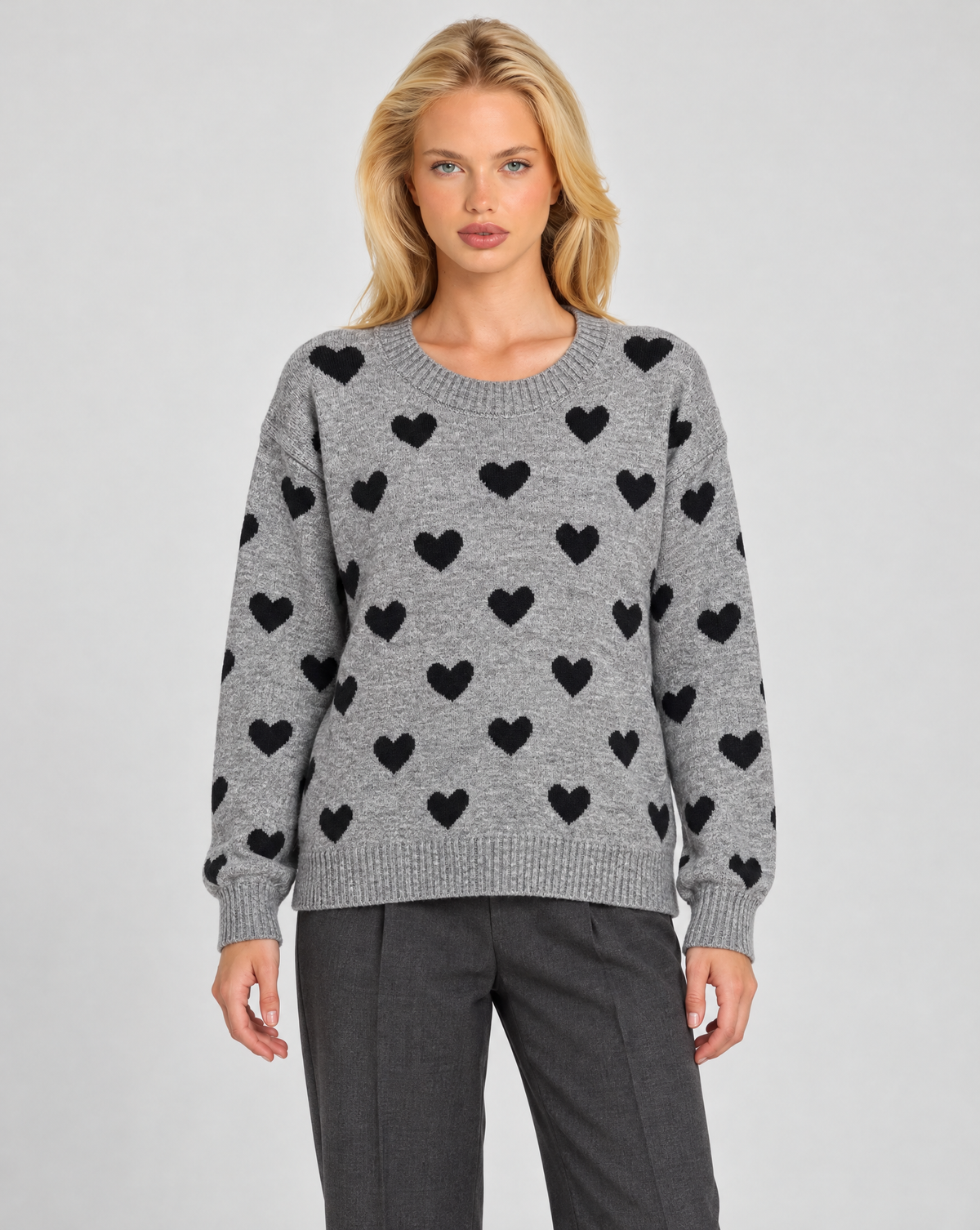Maglia donna con cuori grigio indossata da Polly 7 — vista frontale