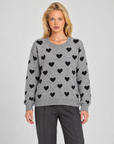 Maglia donna con cuori grigio indossata da Polly 7 — vista frontale
