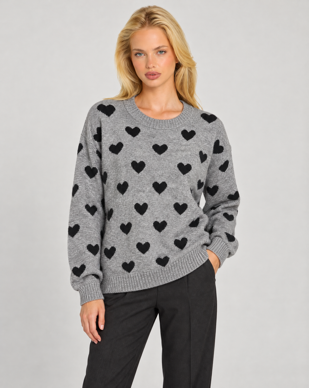 Maglia donna con cuori grigio indossata da Polly 7 — vista di tre quarti