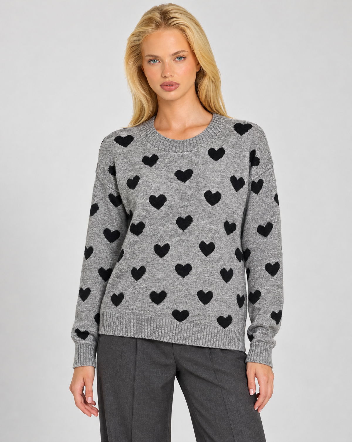 Maglia donna con cuori grigio indossata da Polly 7 — dettaglio girocollo e fantasia