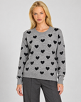 Maglia donna con cuori grigio indossata da Polly 7 — dettaglio girocollo e fantasia