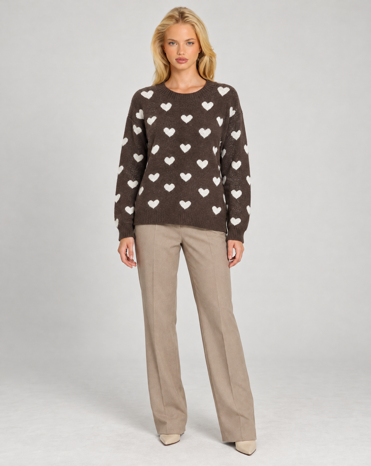 Maglia donna con cuori marrone indossata da Polly 7 — vista frontale