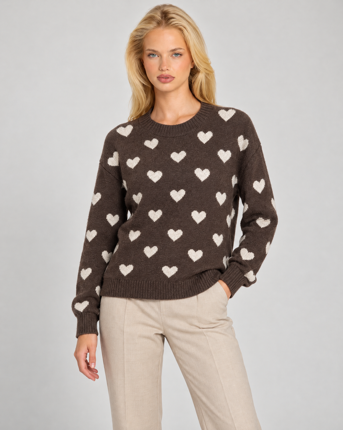 Maglia donna con cuori marrone indossata da Polly 7 — vista di tre quarti