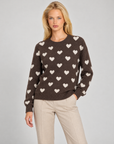 Maglia donna con cuori marrone indossata da Polly 7 — vista di tre quarti