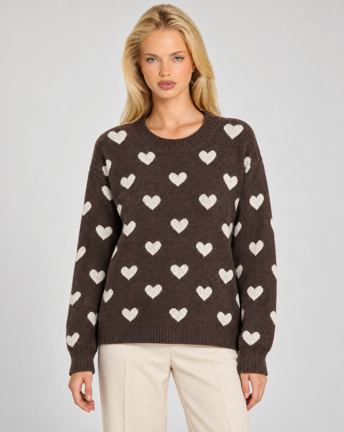 Maglia donna con cuori marrone indossata da Polly 7 — dettaglio girocollo e fantasia