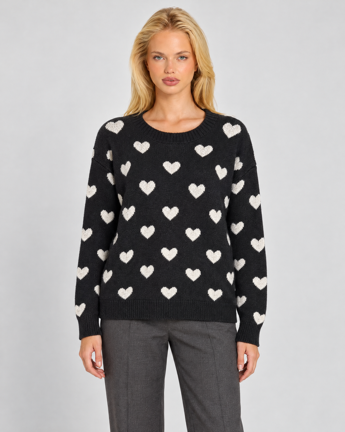 Maglia donna con cuori nero indossata da Polly 7 — vista frontale