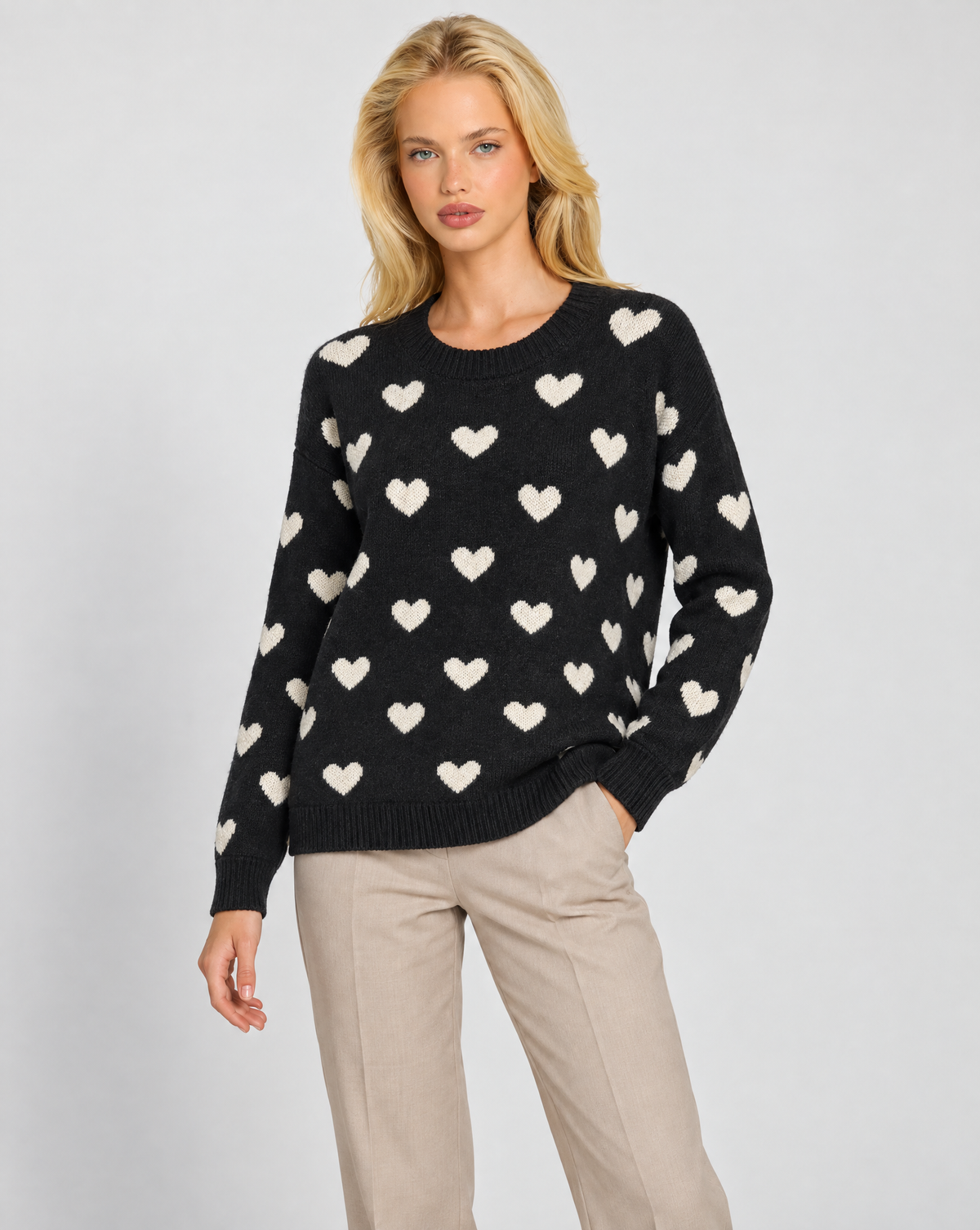 Maglia donna con cuori nero indossata da Polly 7 — vista di tre quarti