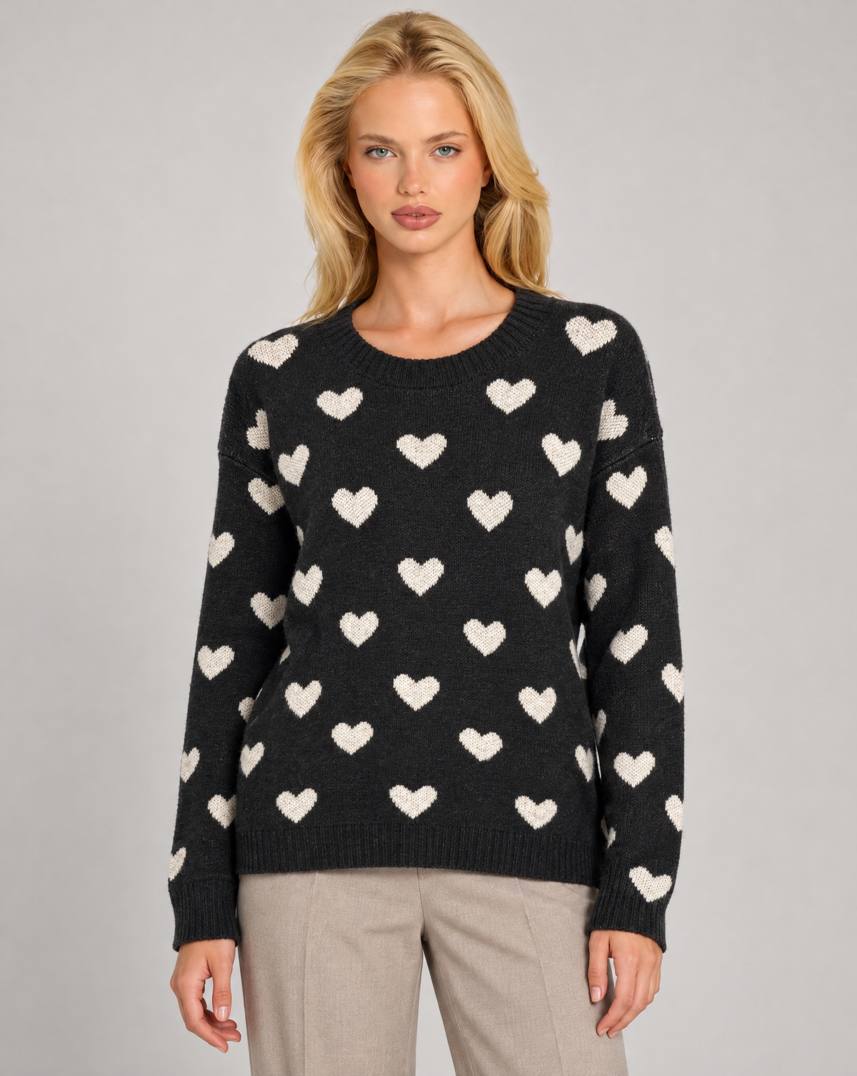 Maglia donna con cuori nero indossata da Polly 7 — dettaglio girocollo e fantasia