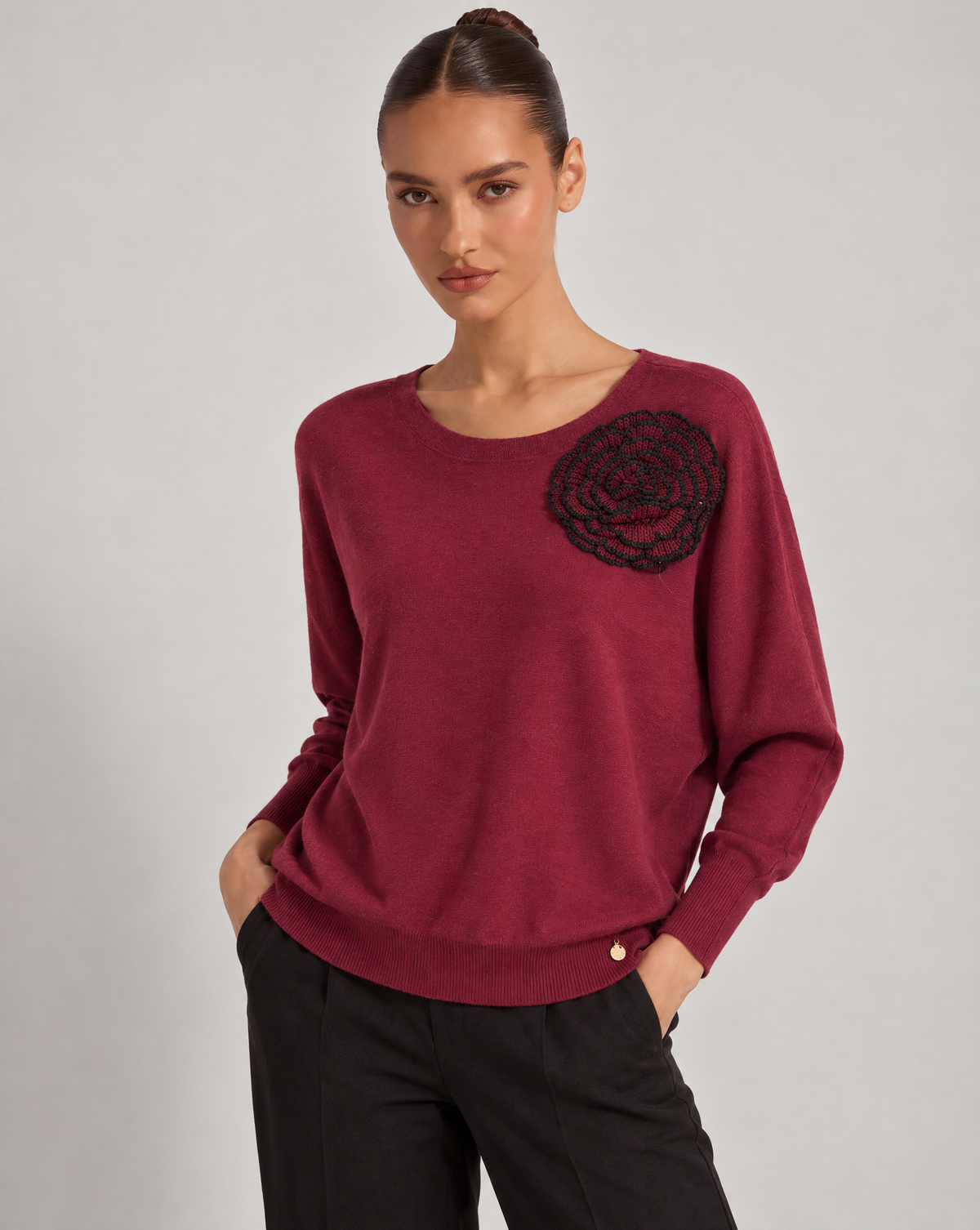 Maglia donna bordeaux con fiore applicato e scollo rotondo, Polly 6, foto 2