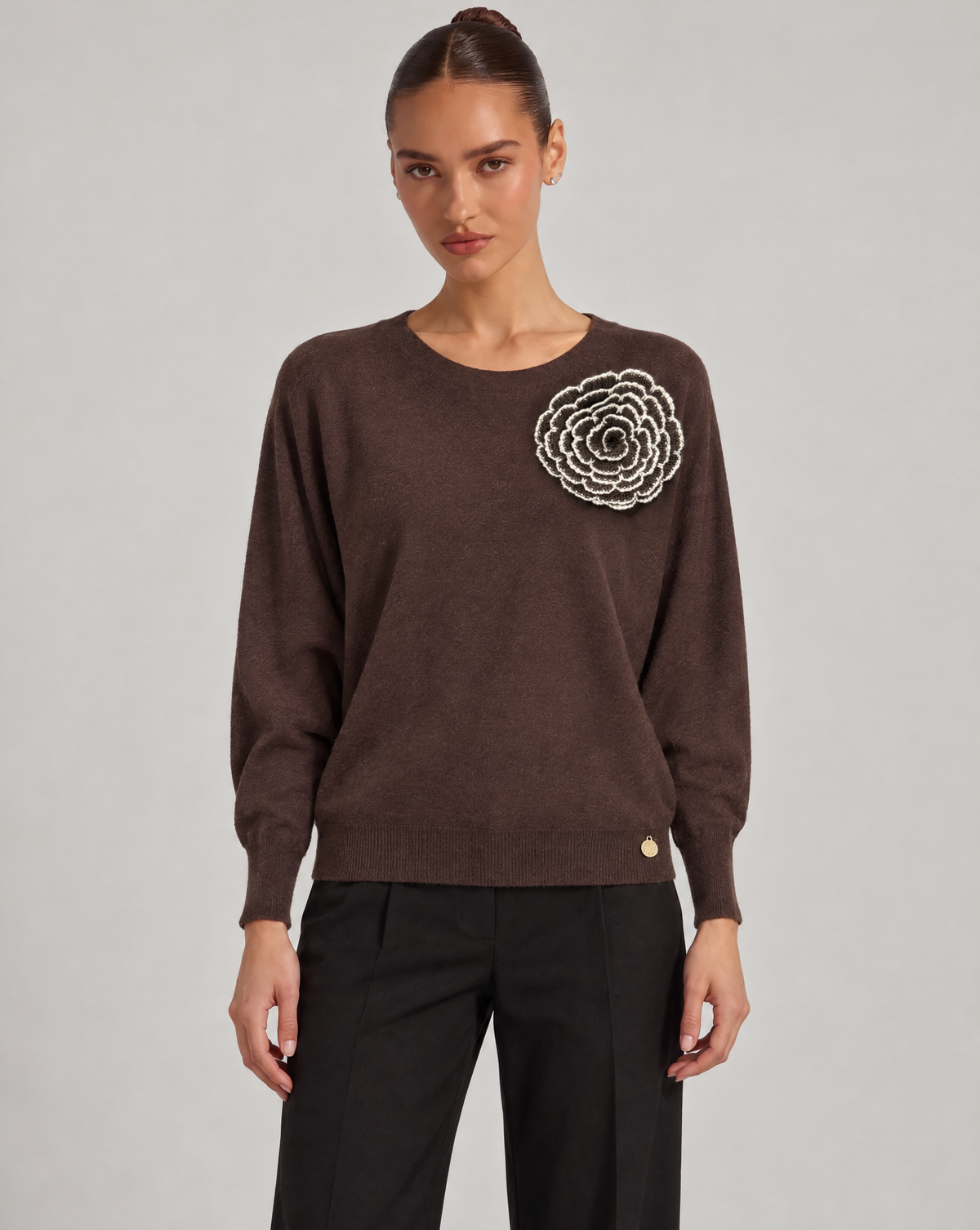 Maglia donna marrone con fiore applicato e scollo rotondo, Polly 6, foto 1