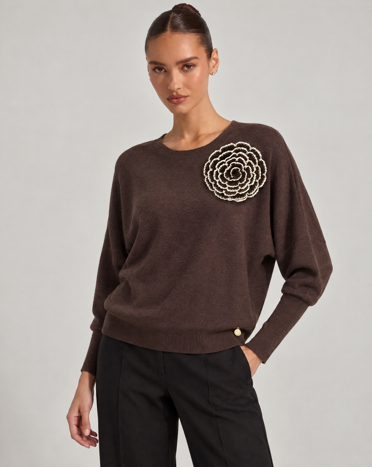 Maglia donna marrone con fiore applicato e scollo rotondo, Polly 6, foto 2