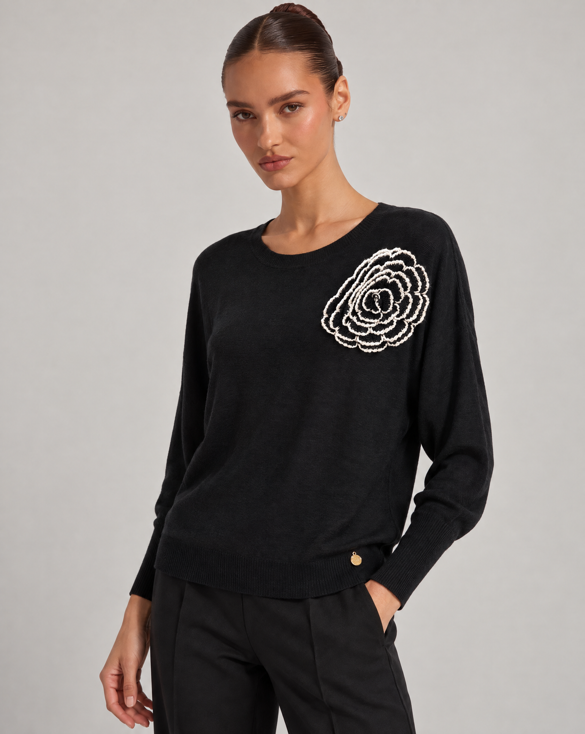 Maglia donna nero con fiore applicato e scollo rotondo, Polly 6, foto 2