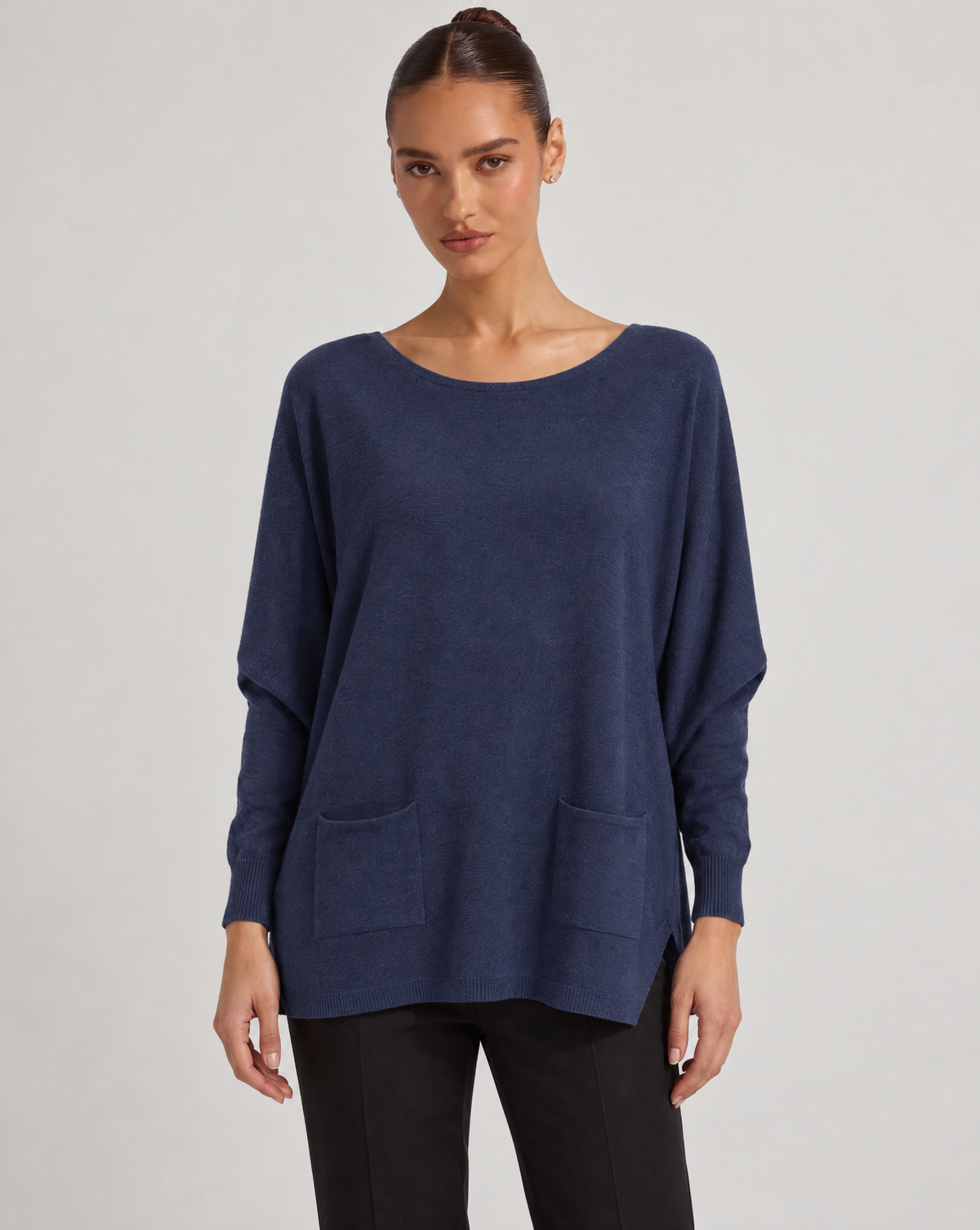 Maglia donna ampia con tasche blu indossata da Polly 6, vista frontale