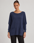 Maglia donna ampia con tasche blu indossata da Polly 6, vista frontale